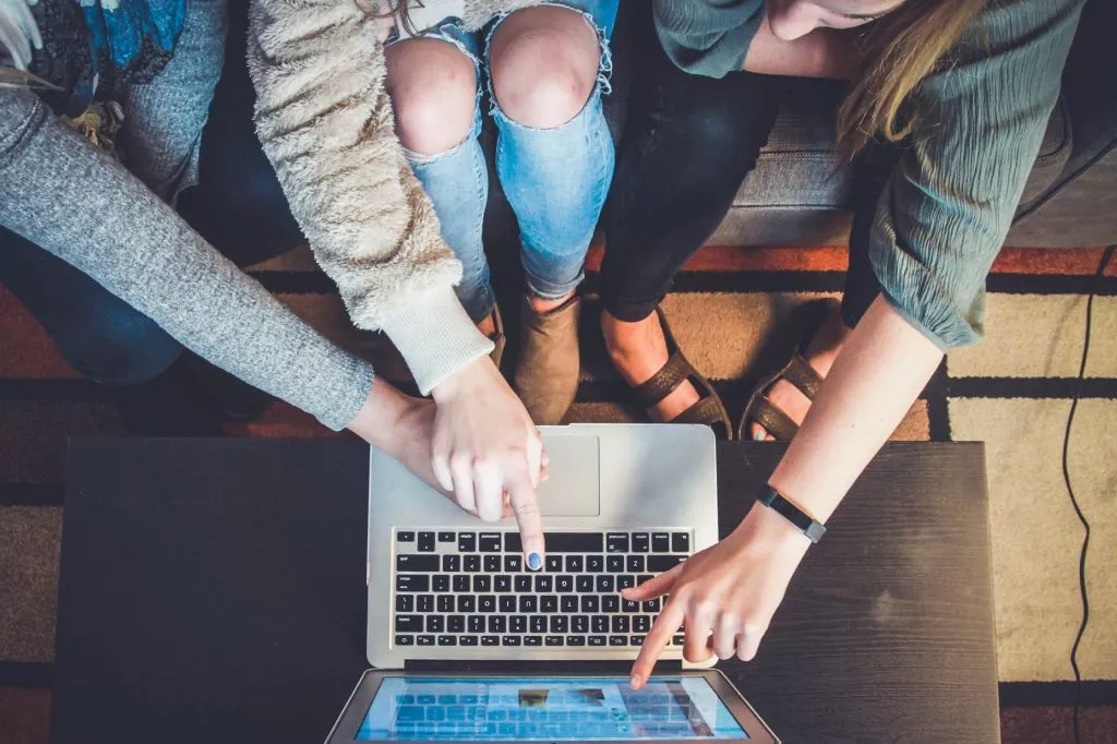 برای آشنایی با نحوه عملکرد لیستیوو با ما در ارتباط باشید